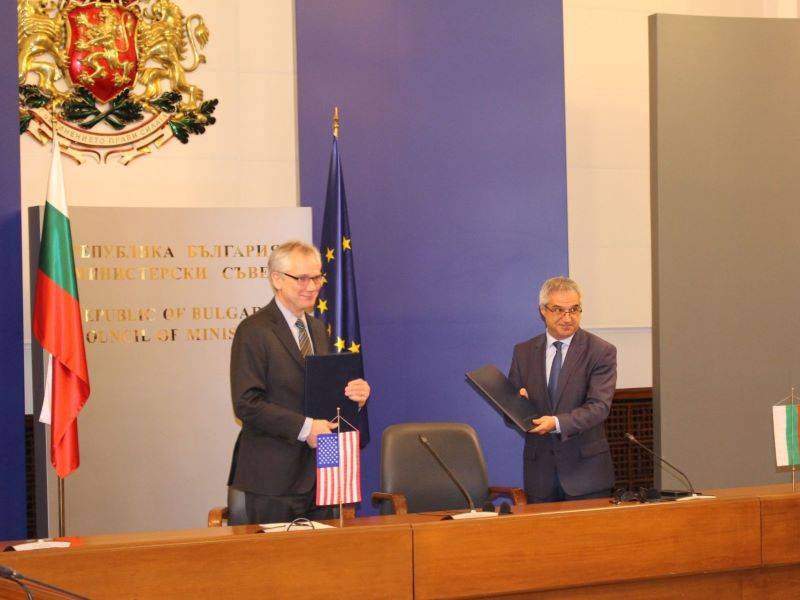Споразумението беше подписано от министъра на енергетиката Румен Радев и Андрю Лайт, помощник секретар по международните въпроси в Министерството на енергетиката на САЩ